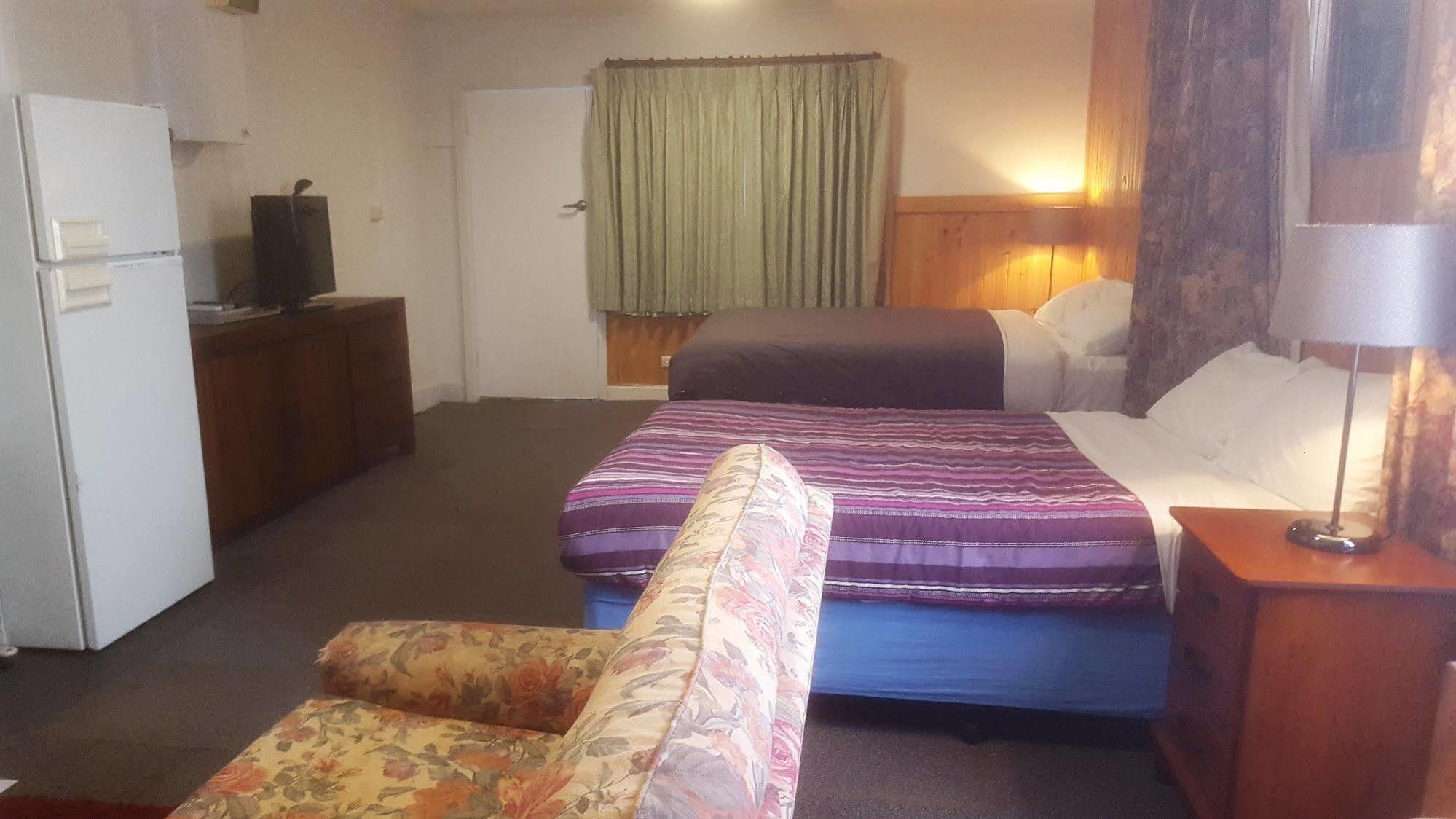 Clunes Motel Bagian luar foto