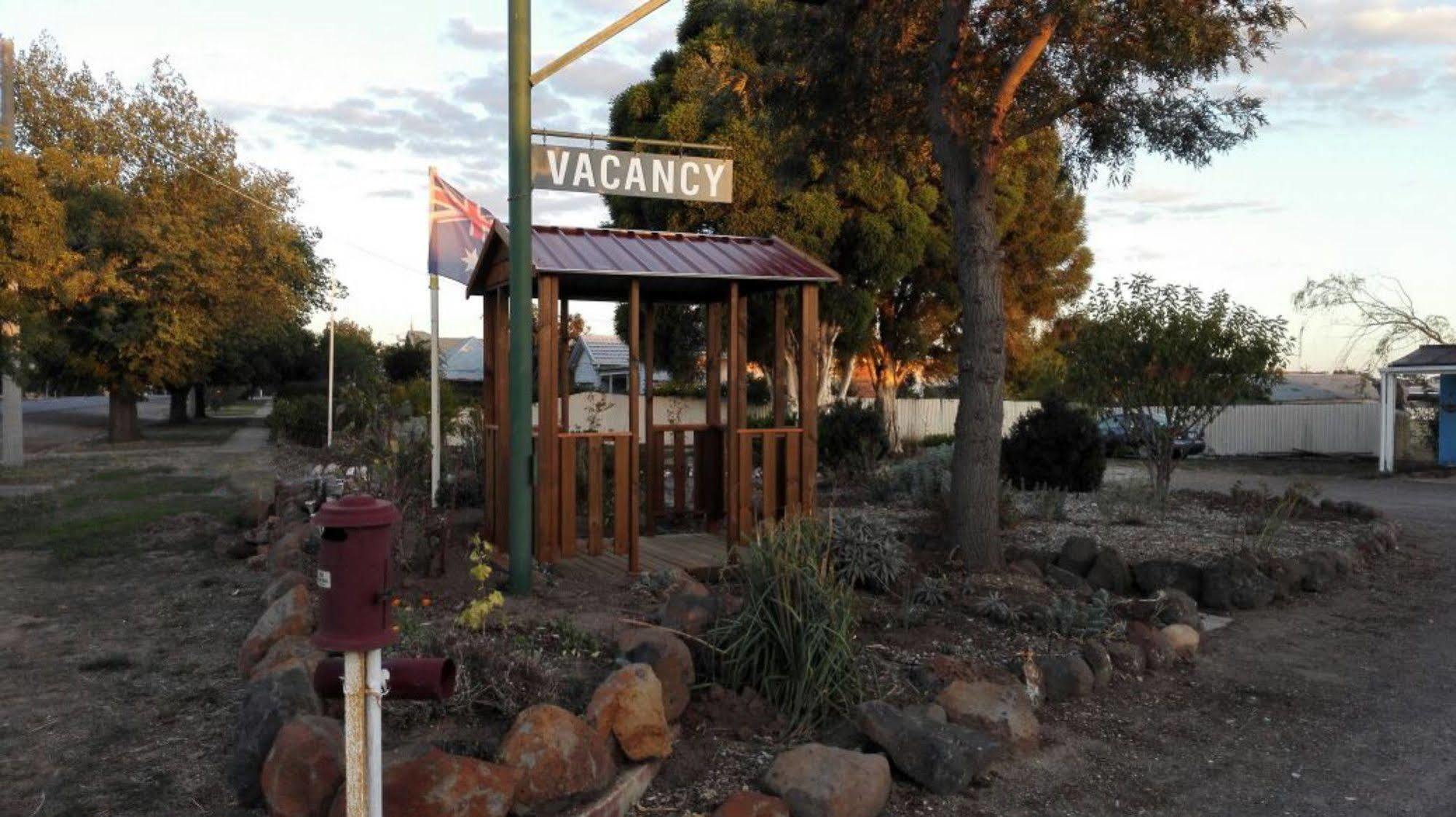 Clunes Motel Bagian luar foto