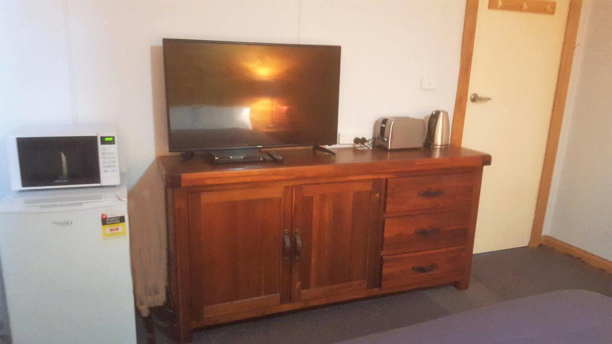 Clunes Motel Bagian luar foto